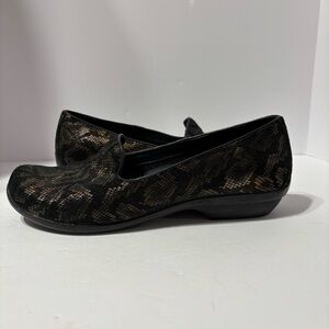 Dansko Olivia Women
Bronze Snakeskin Leather Slip On Loafers Size 40